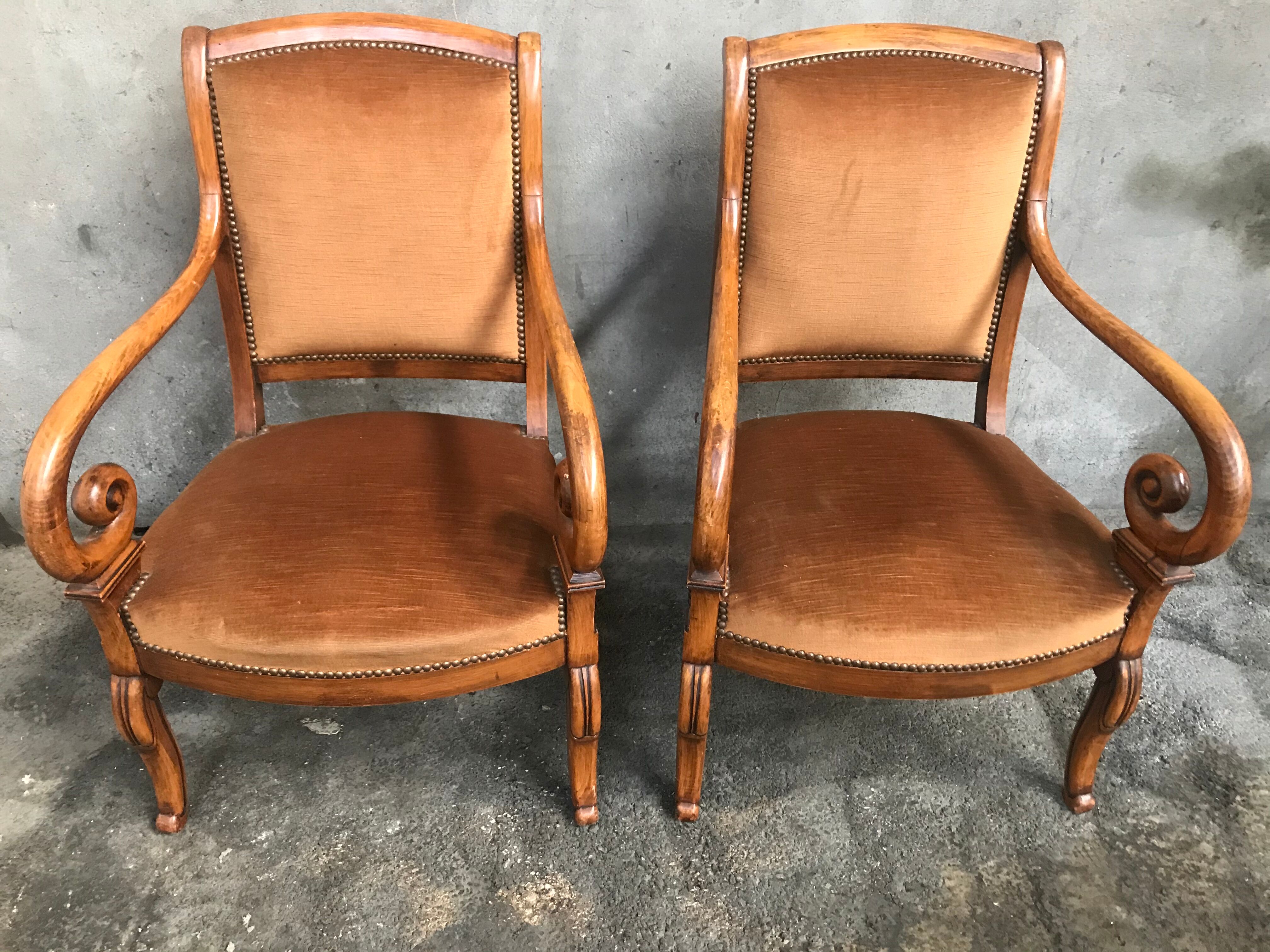 Paire de fauteuils de style restauration en velours