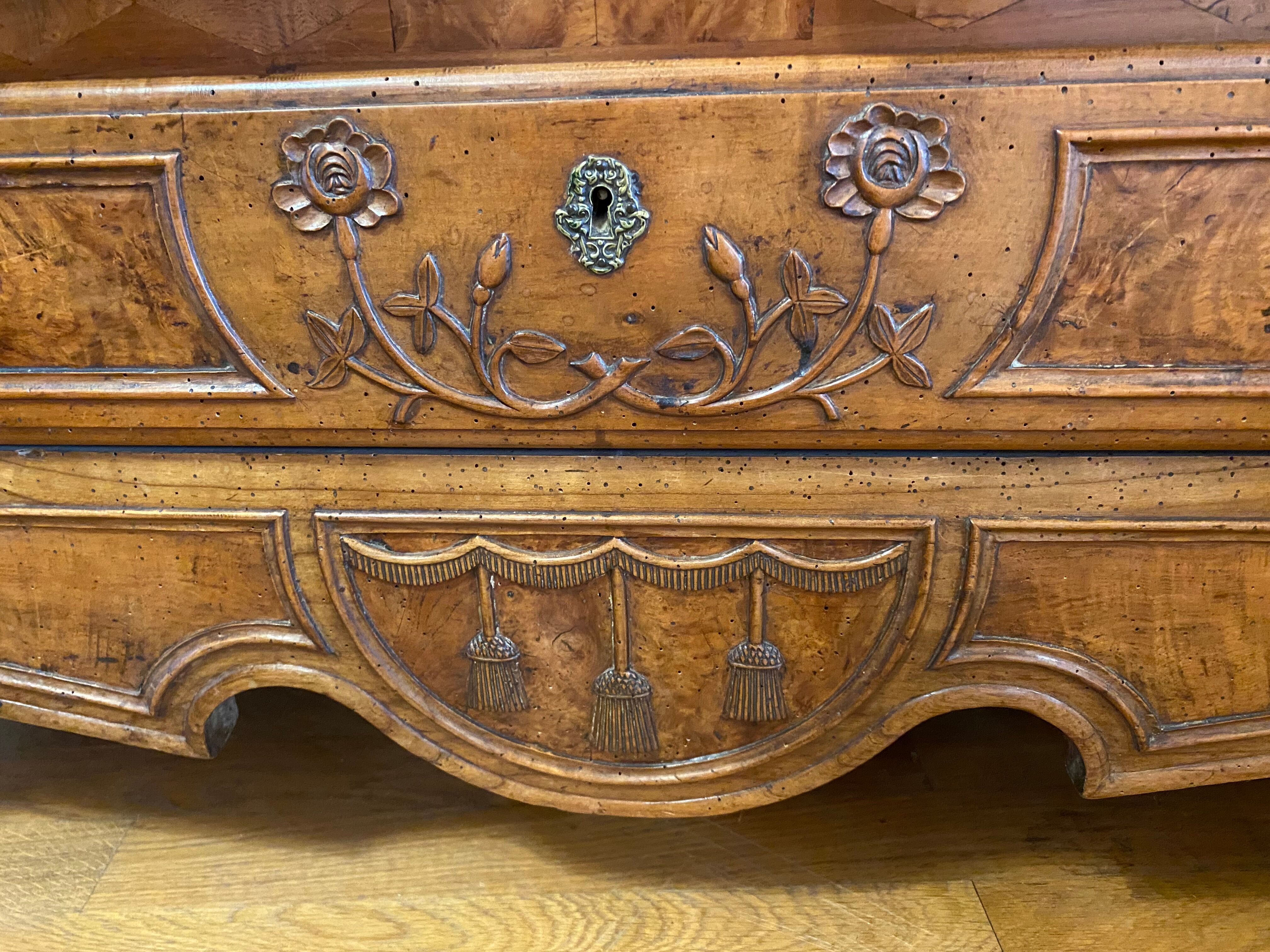 Wedding wardrobe of the Bressan country in walnut and walnut magnifying glass dated 1850