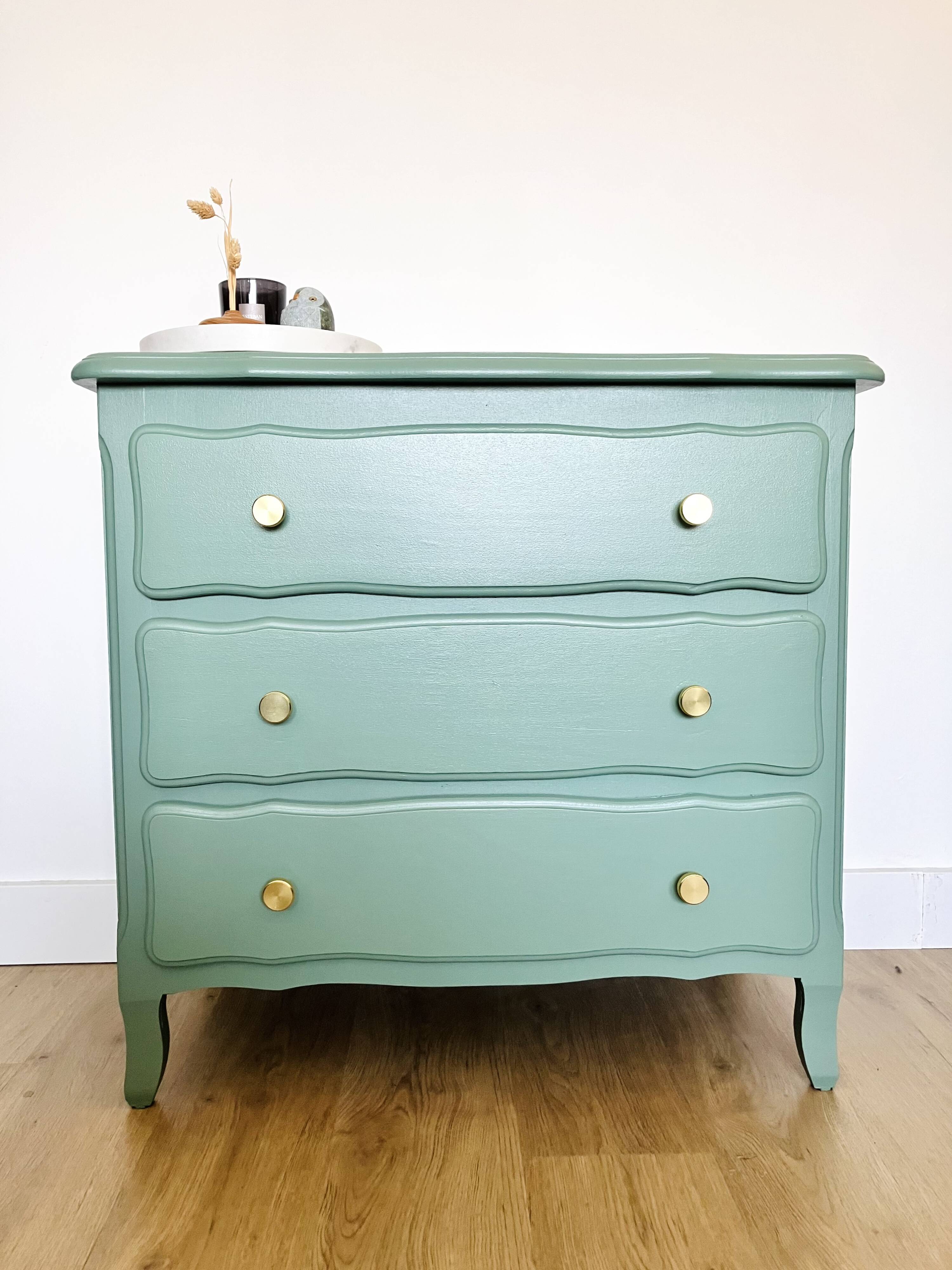 Wooden chest of drawers
