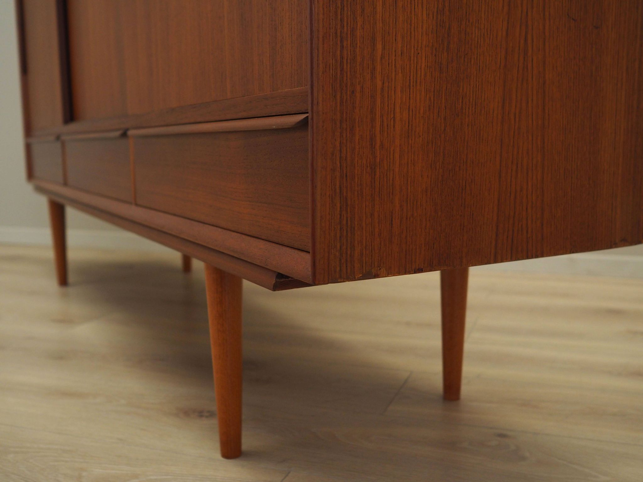 Buffet haut en teck, design danois, années 1960, production : Danemark
