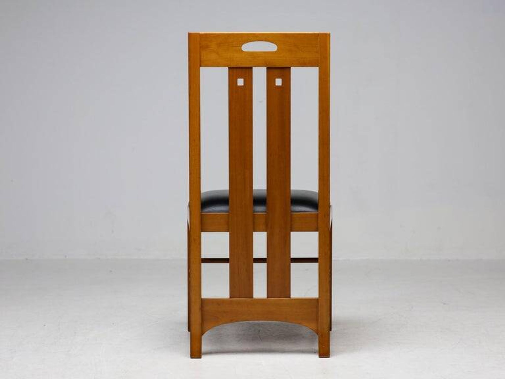 Table Frank Lloyd Wright ‘608 Taliesin’ + four Mackintosh chairs “309 Ingram”