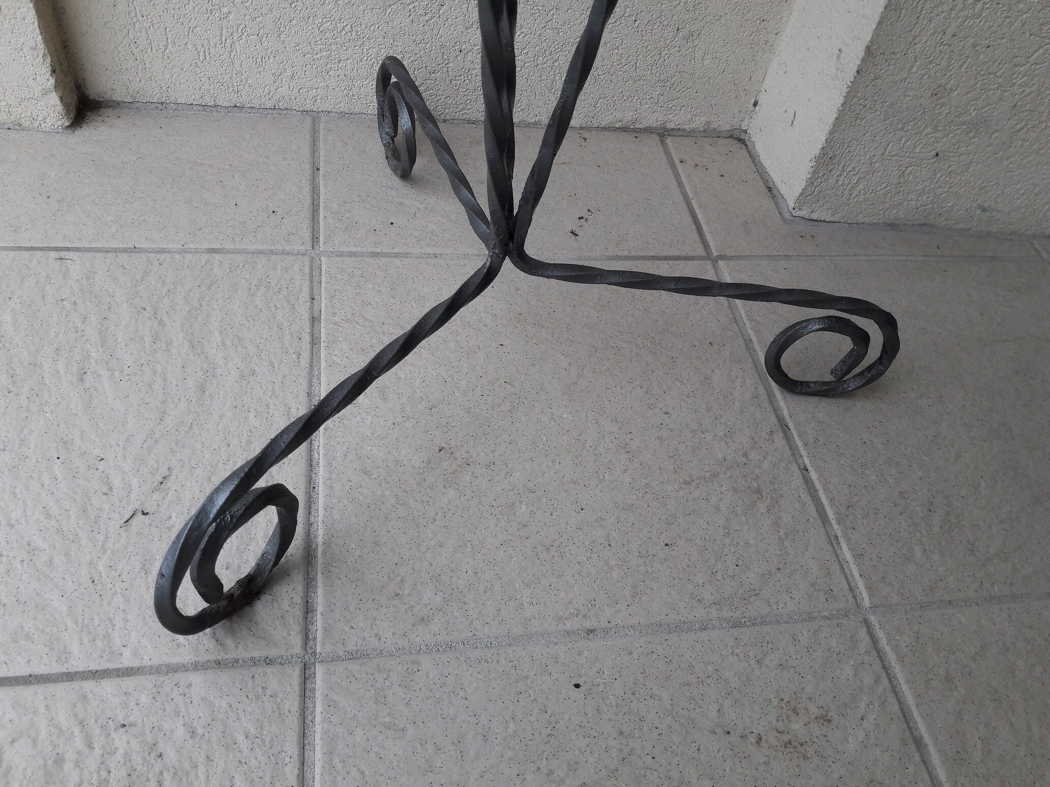 Porte-plante gris