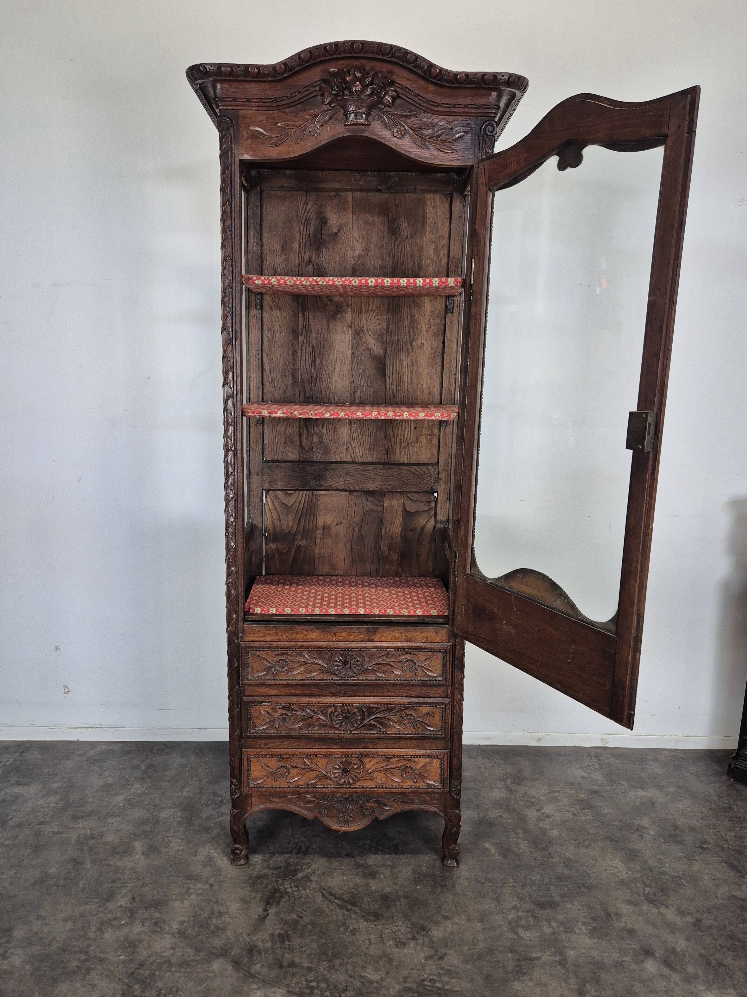 Vitrine commode bonnetière normande du XIXème