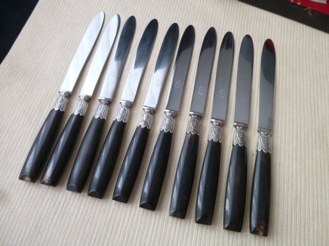 Set de 10 couteaux de table anciens manche en corne  As de Trèfle