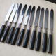 Set de 10 couteaux de table anciens manche en corne  As de Trèfle