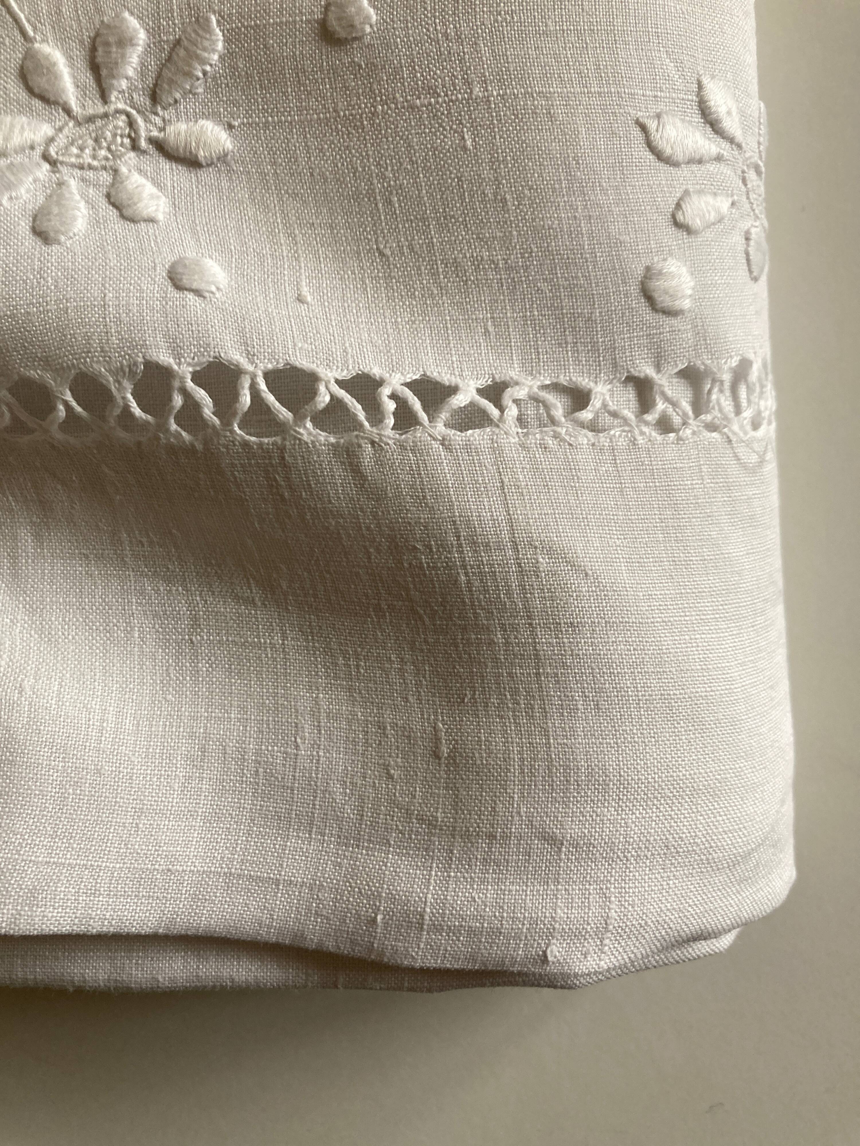 Spring cloth in linen canvas embroidered with daisies 1950