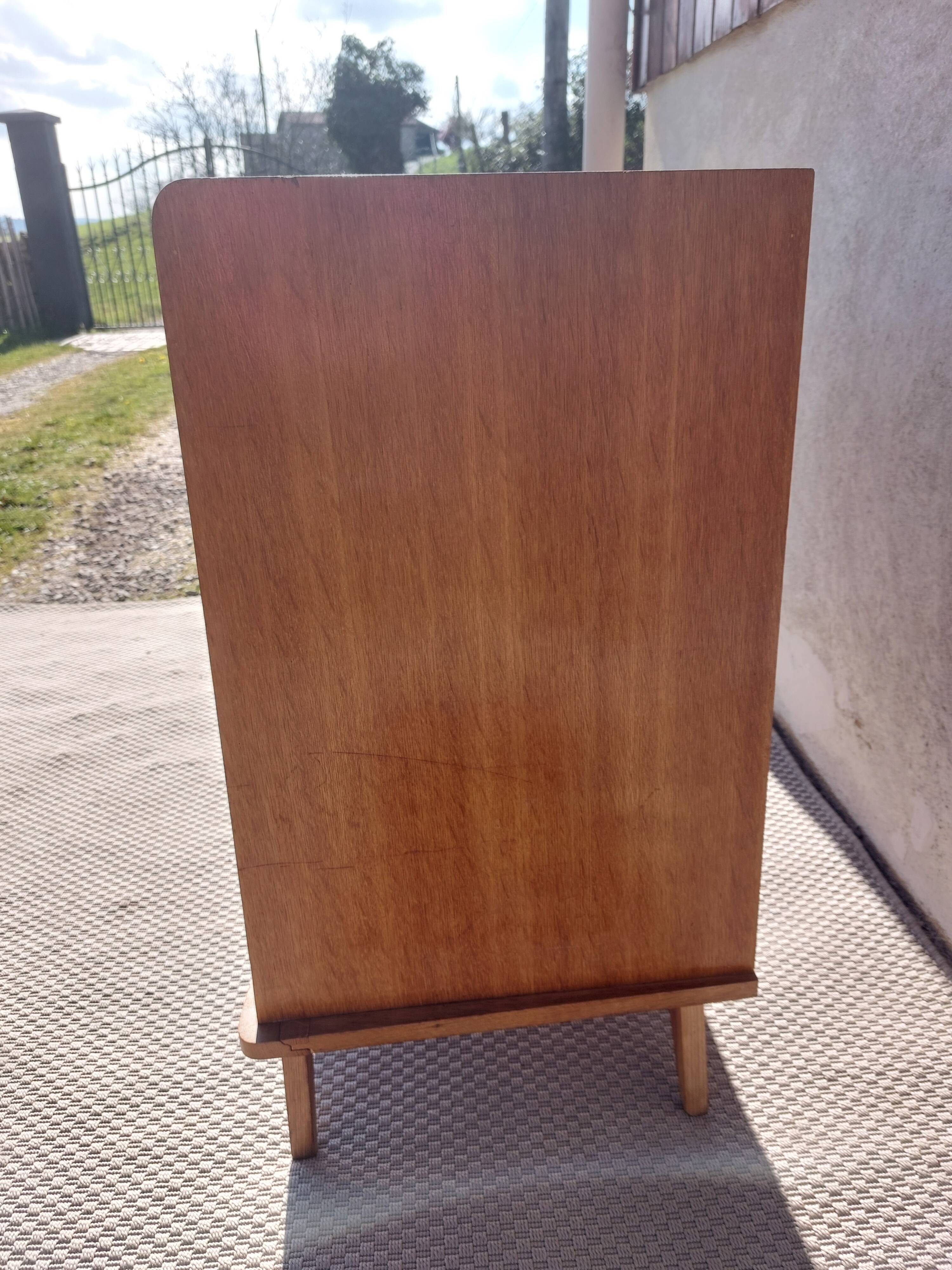 commode vintage aux pieds compas