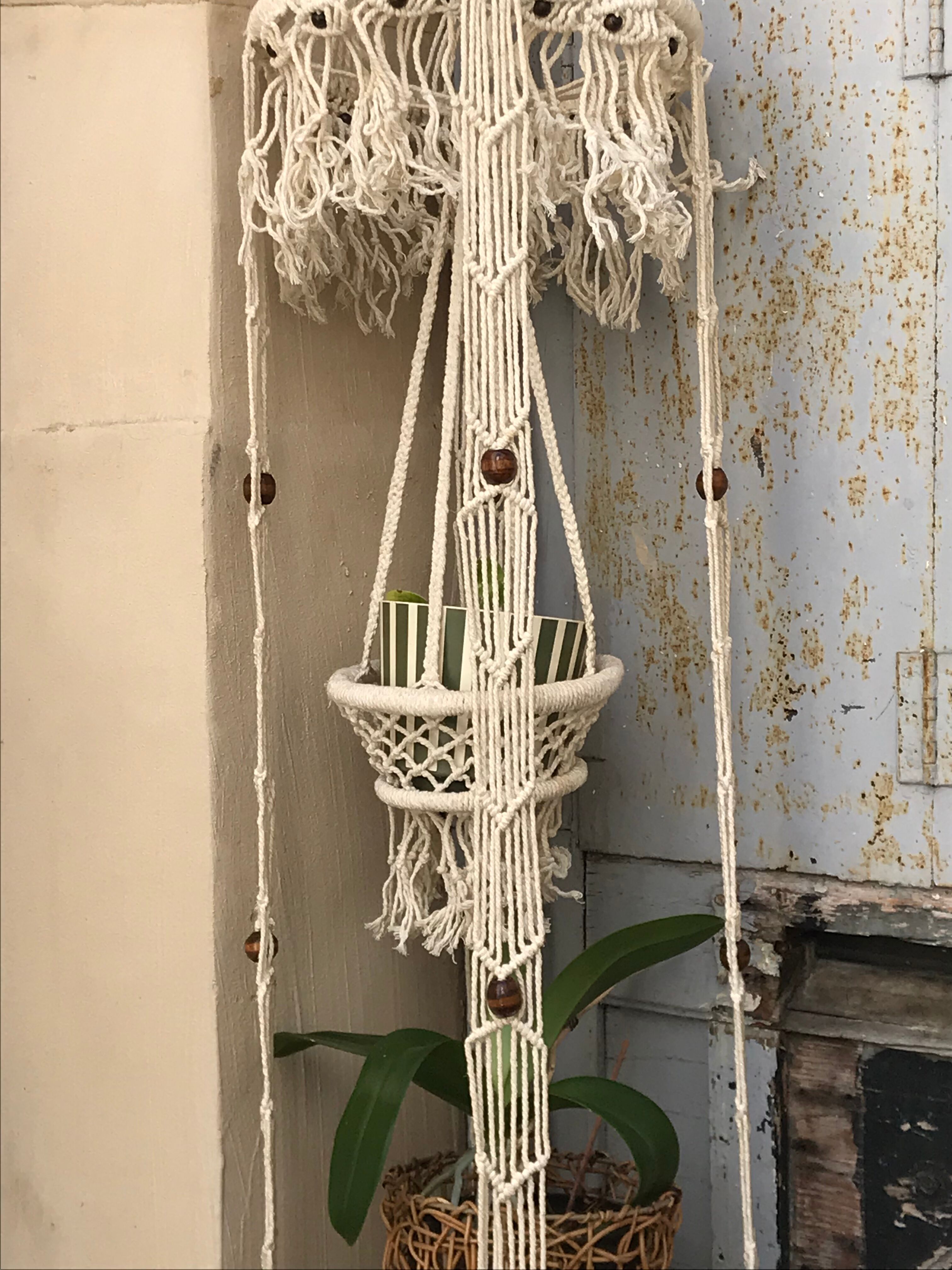 Plant door in double-level macramé