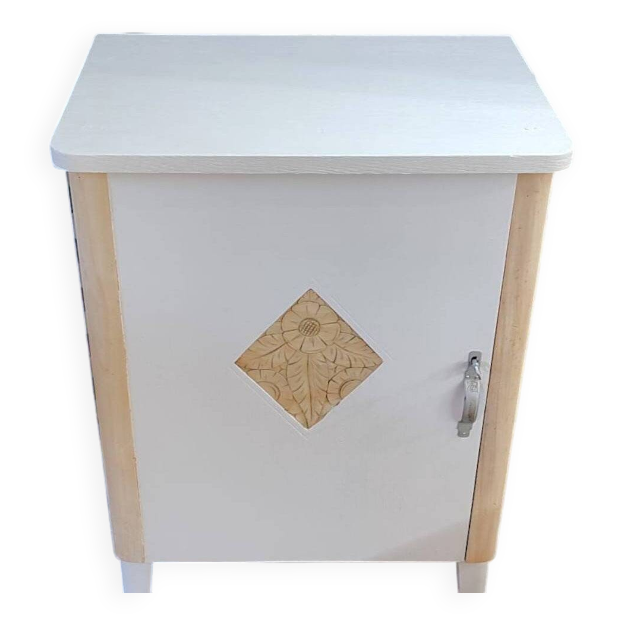 Petit meuble de rangement vintage – bois clair et rose poudré