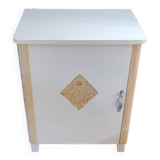 Petit meuble de rangement vintage – bois clair et rose poudré