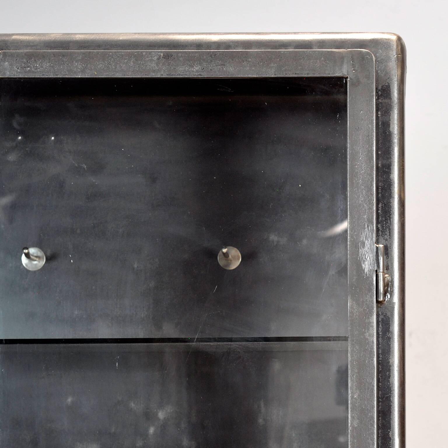 Armoire médicale vintage, années 1960
