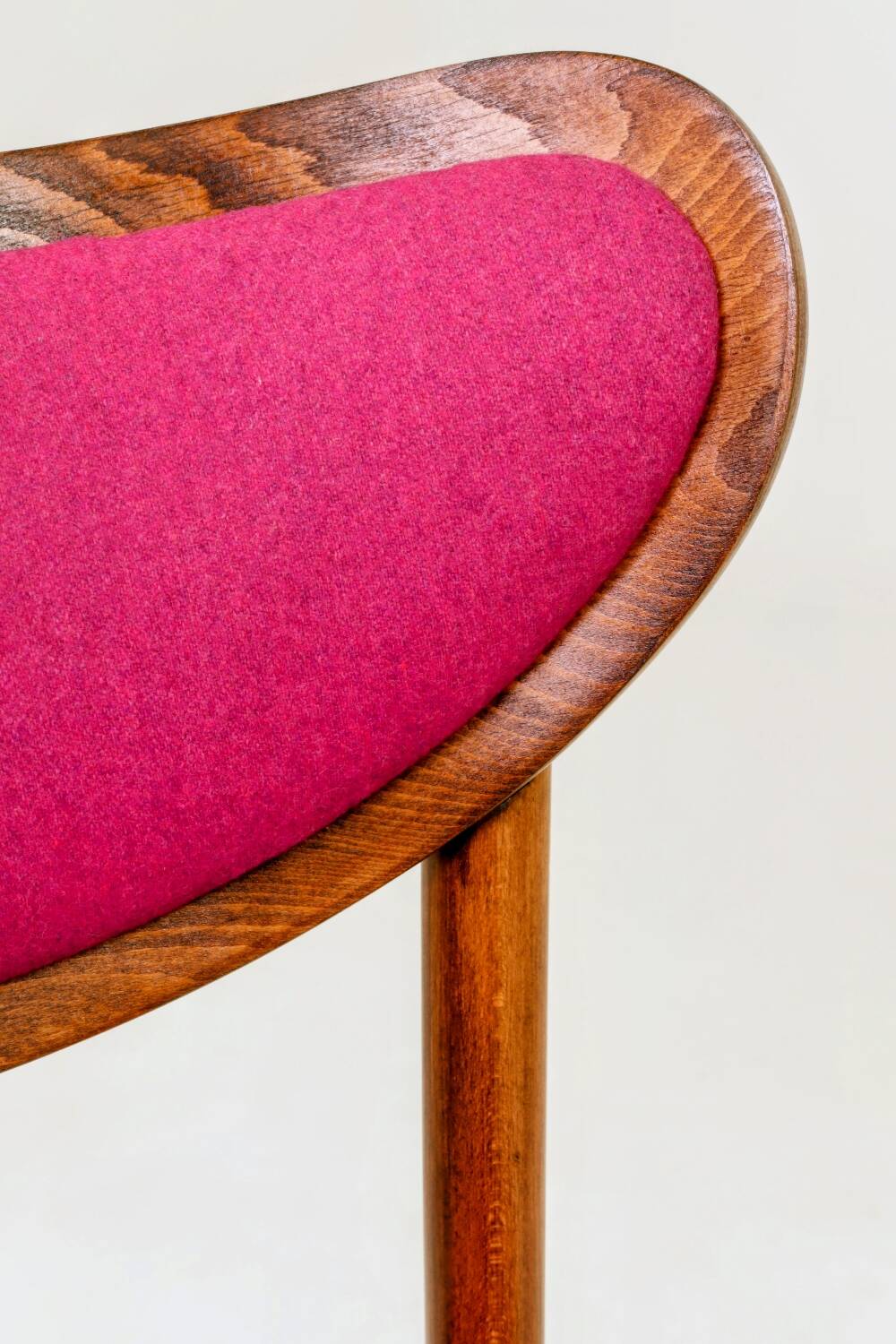 Chaise rétro en bois cintré de style classique, revêtement en laine fuchsia, rénovée.