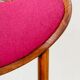 Chaise rétro en bois cintré de style classique, revêtement en laine fuchsia, rénovée.