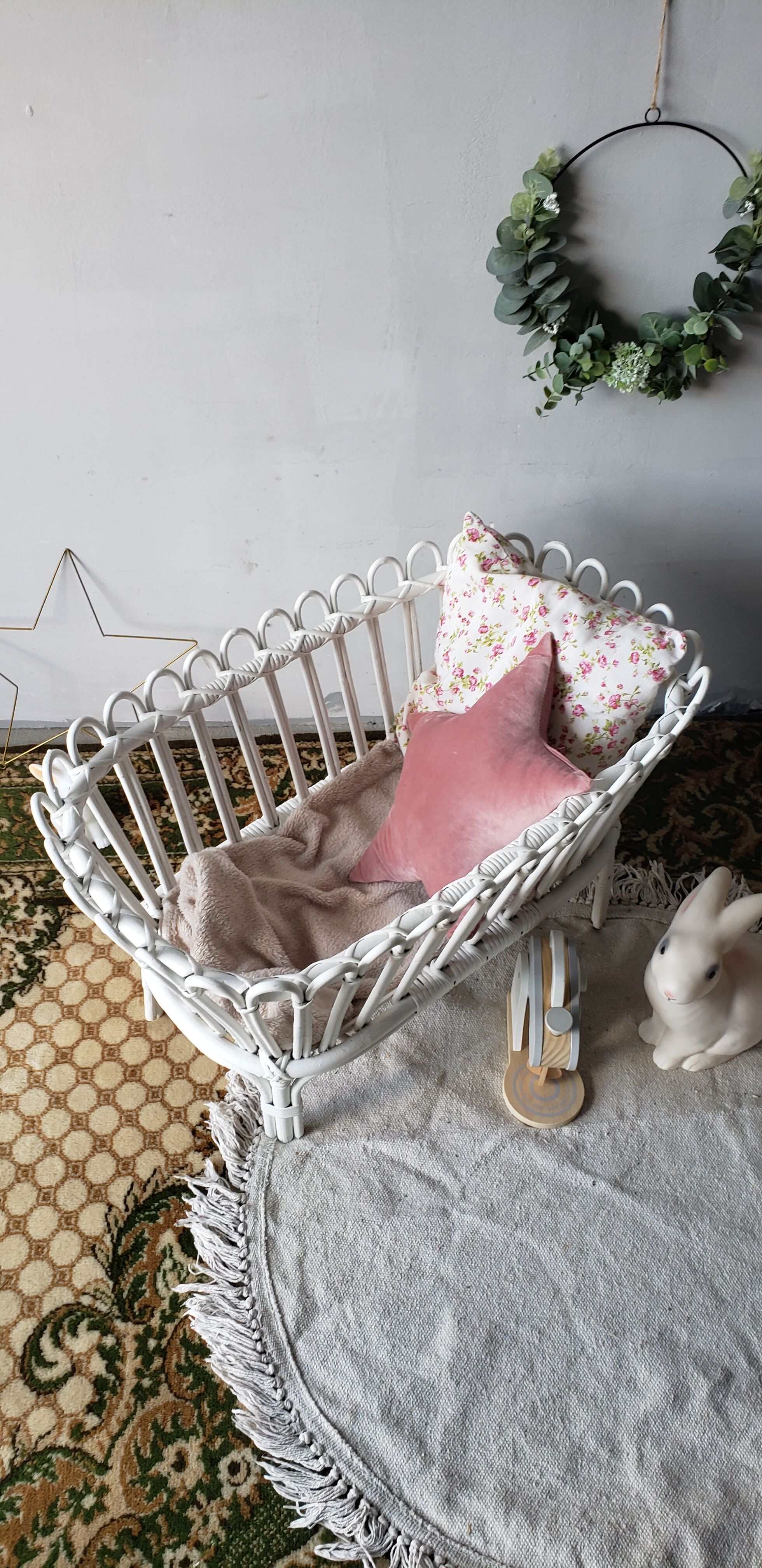 Cradle in white rattan