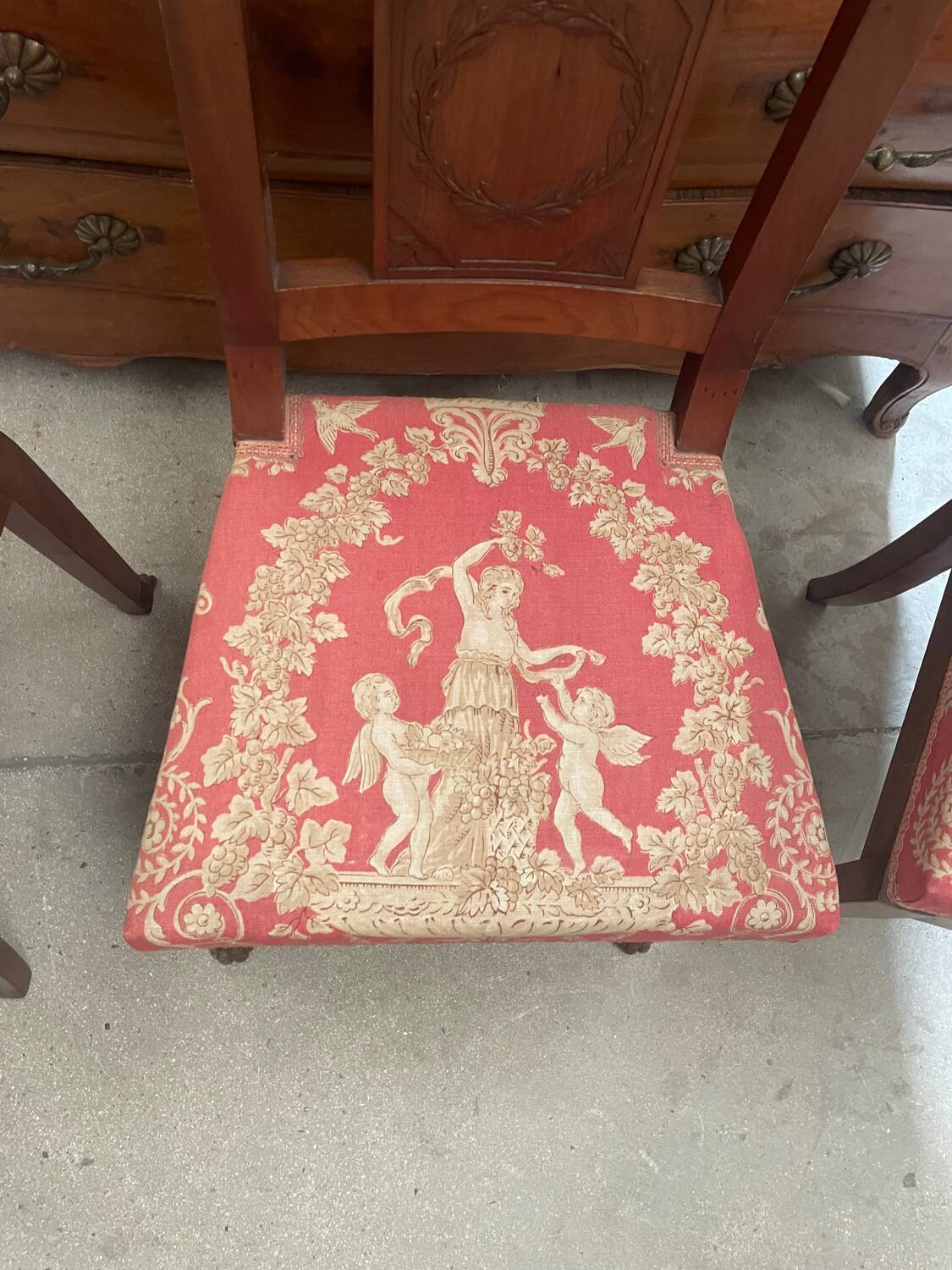 Lot de trois chaises anciennes en parfait état