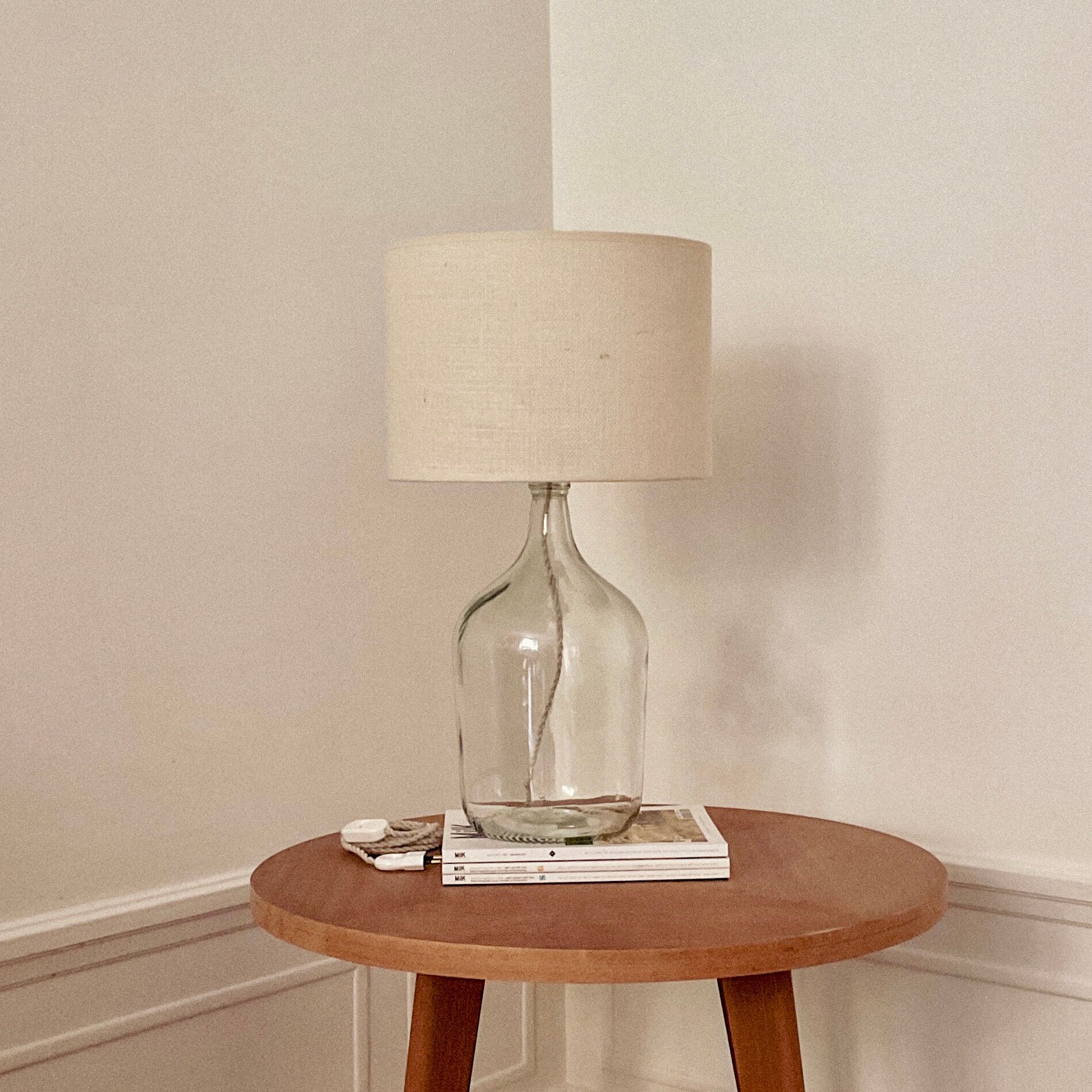 Demijohn lamp and ecru jute