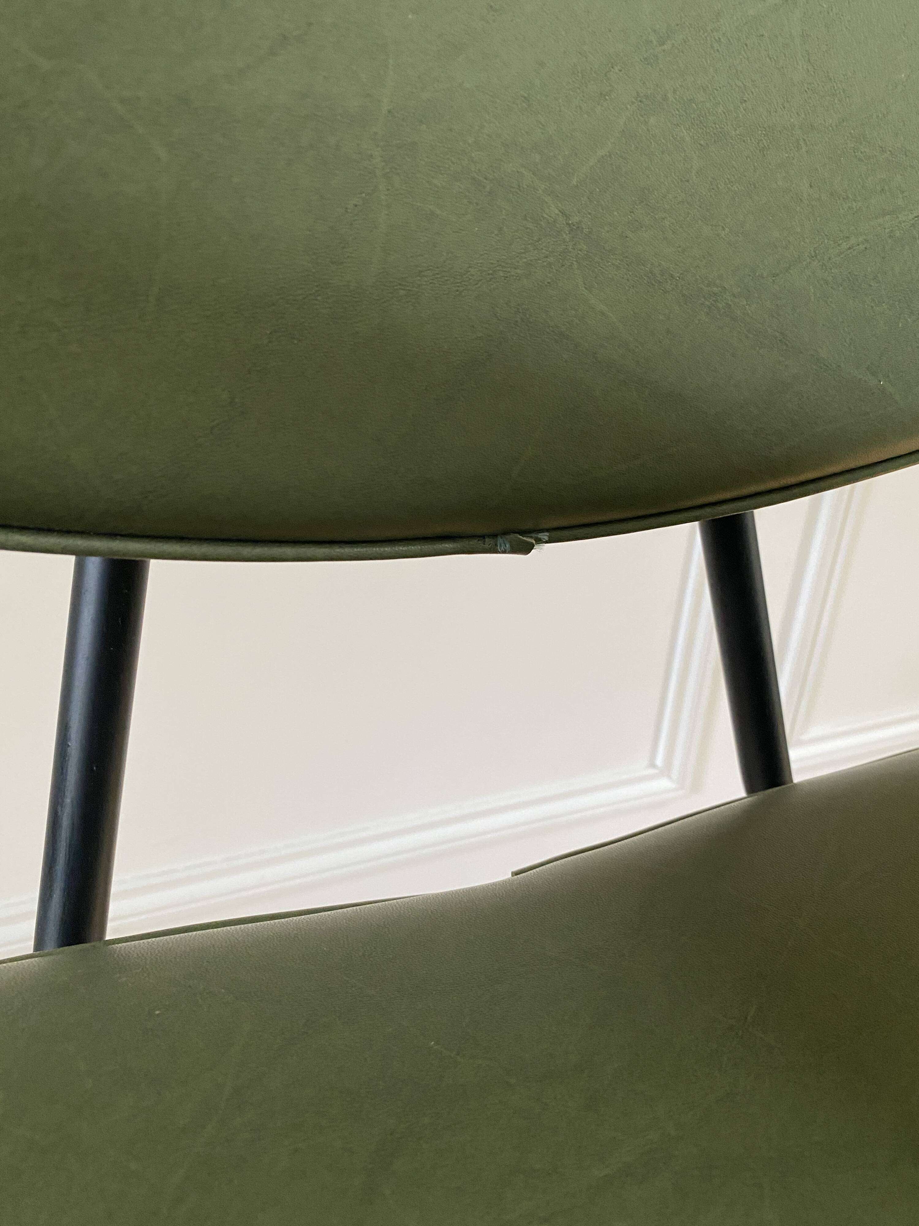 Chaise vintage à accoudoirs skaï vert