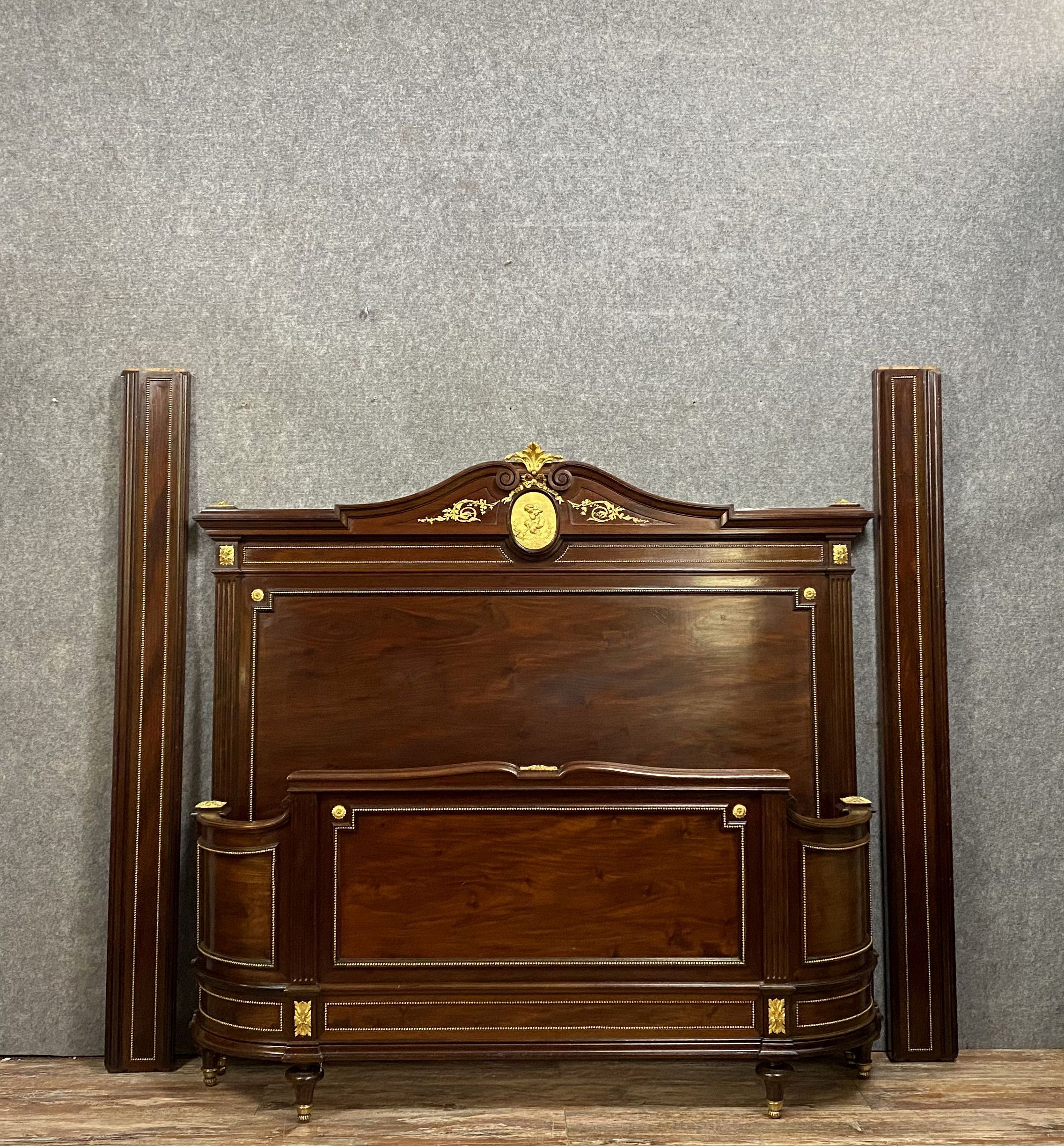 Lit corbeille Louis XVI en acajou estampillé L'Hoste & Bernel à Paris