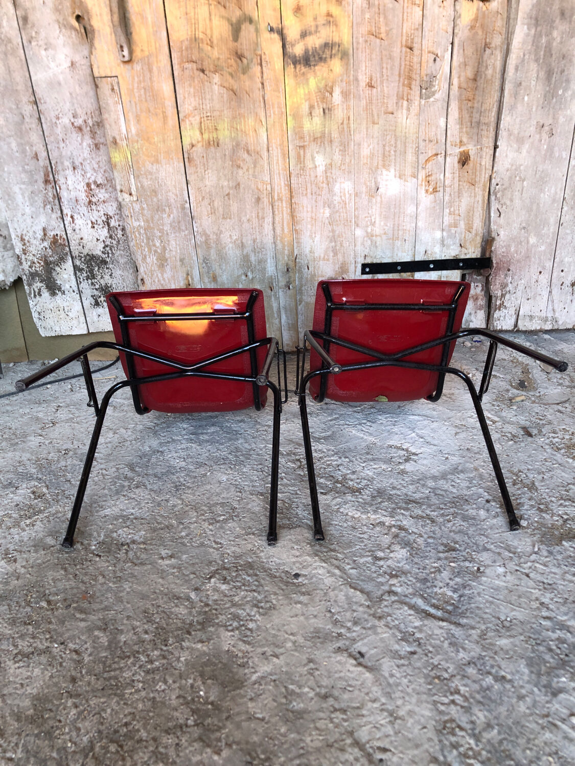 Pair of grosfillex chairs ref 2005 black metal and vintage burgundy shell -