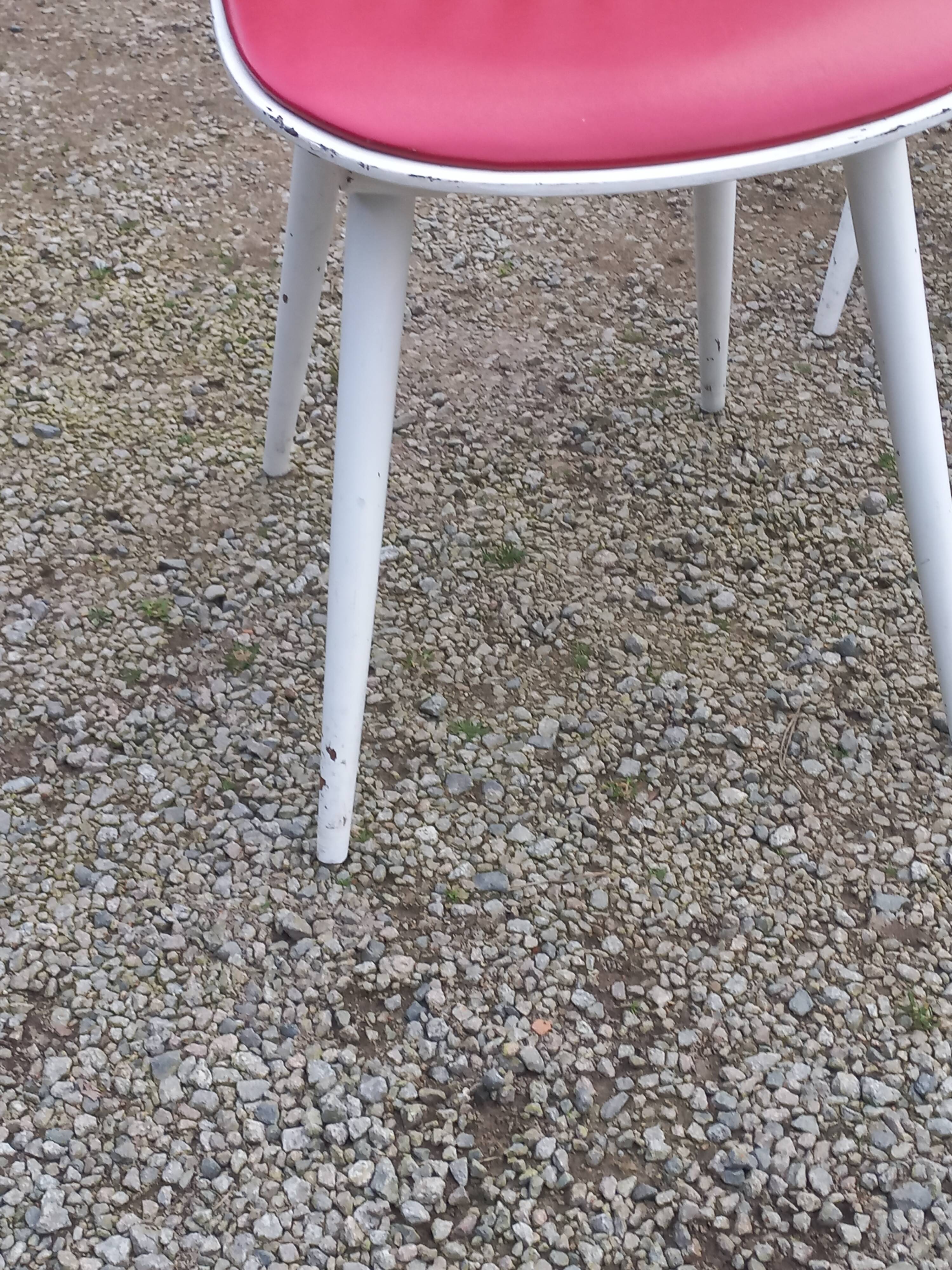 Set of 4 Scandinavian style chairs from the 50s in white lacquered wood and red skaï patties