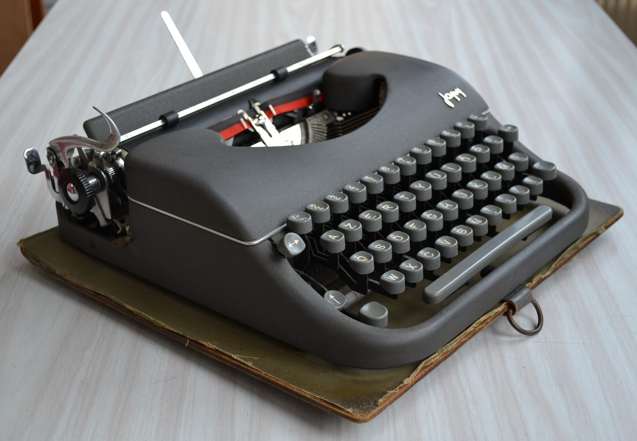 Japy portable metal anthracite 1960 portable writing machine