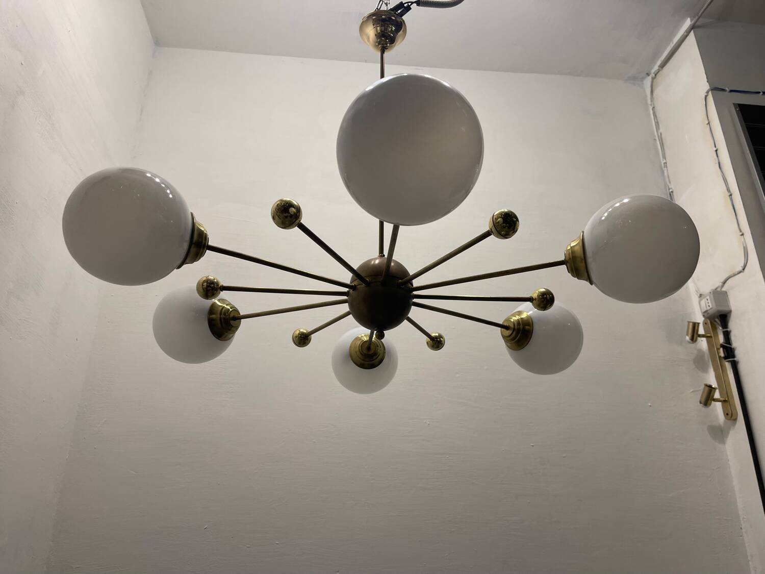 Lustre en laiton et verre opalin spoutnik