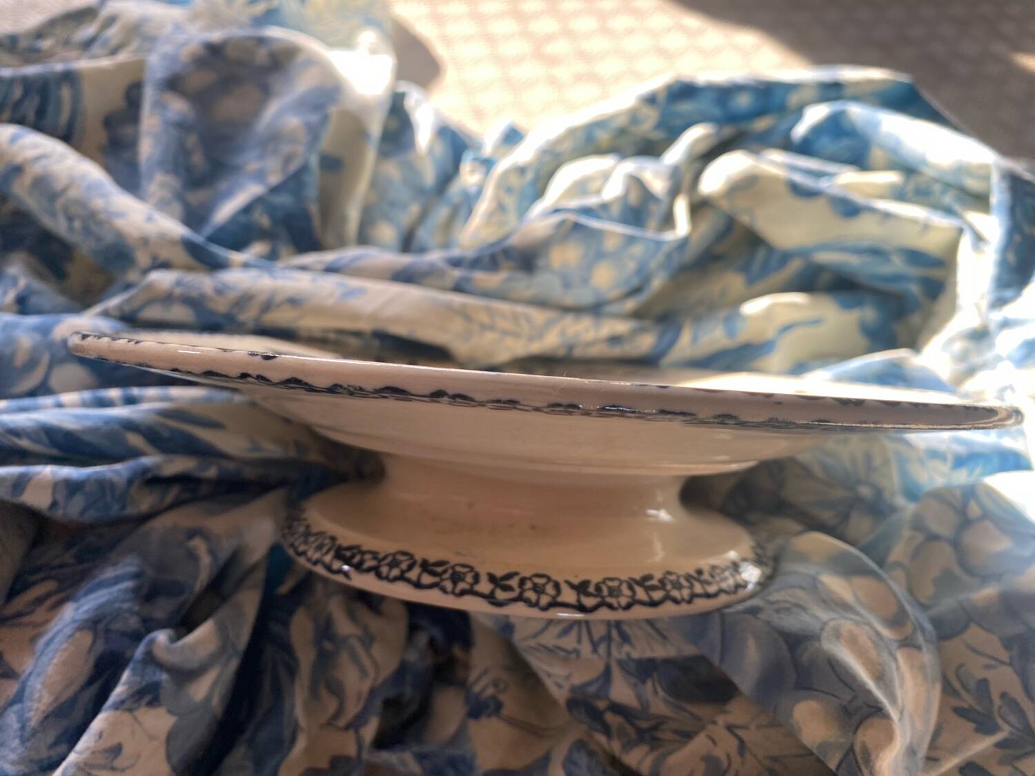 Plate on pedestal stamped Gien, Mai model