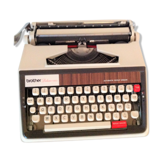 Brother DeLuxe 1350 typewriter with its transport/ vintage 70s suitcase