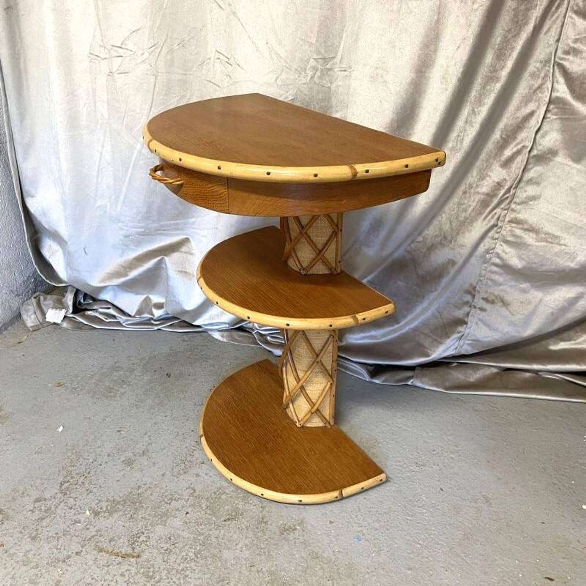 Ensemble secrétaire vintage et table d'appoint en bois et rotin