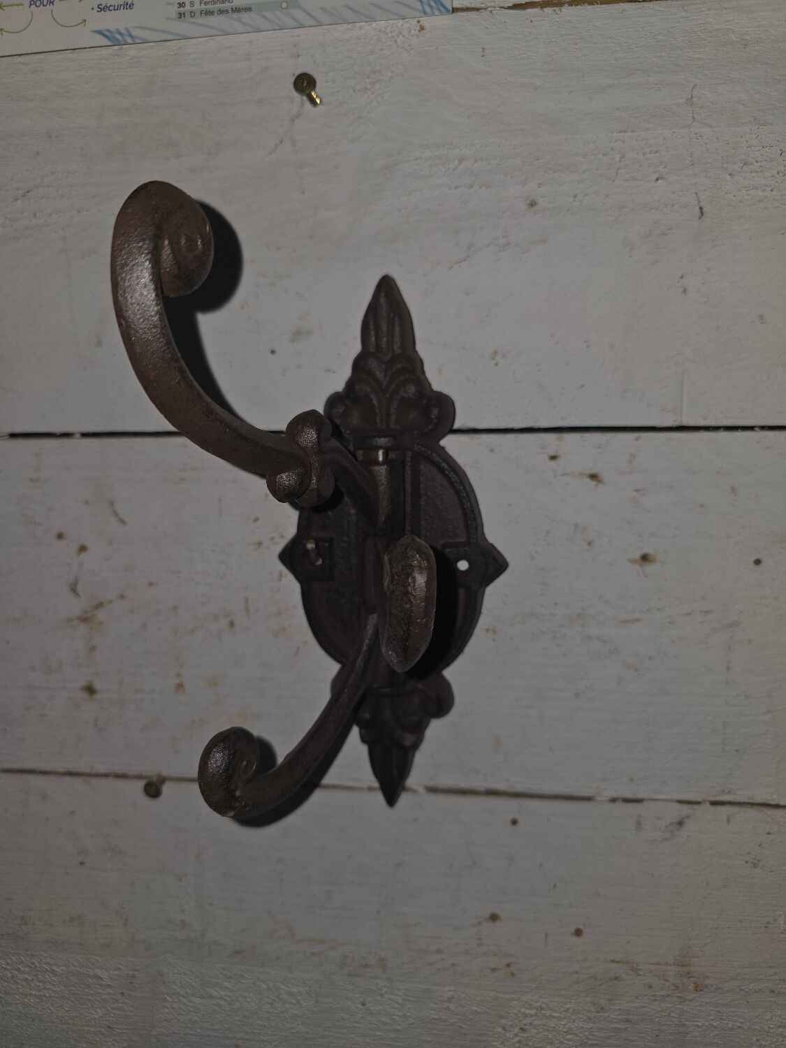 Circular coat rack in cast iron