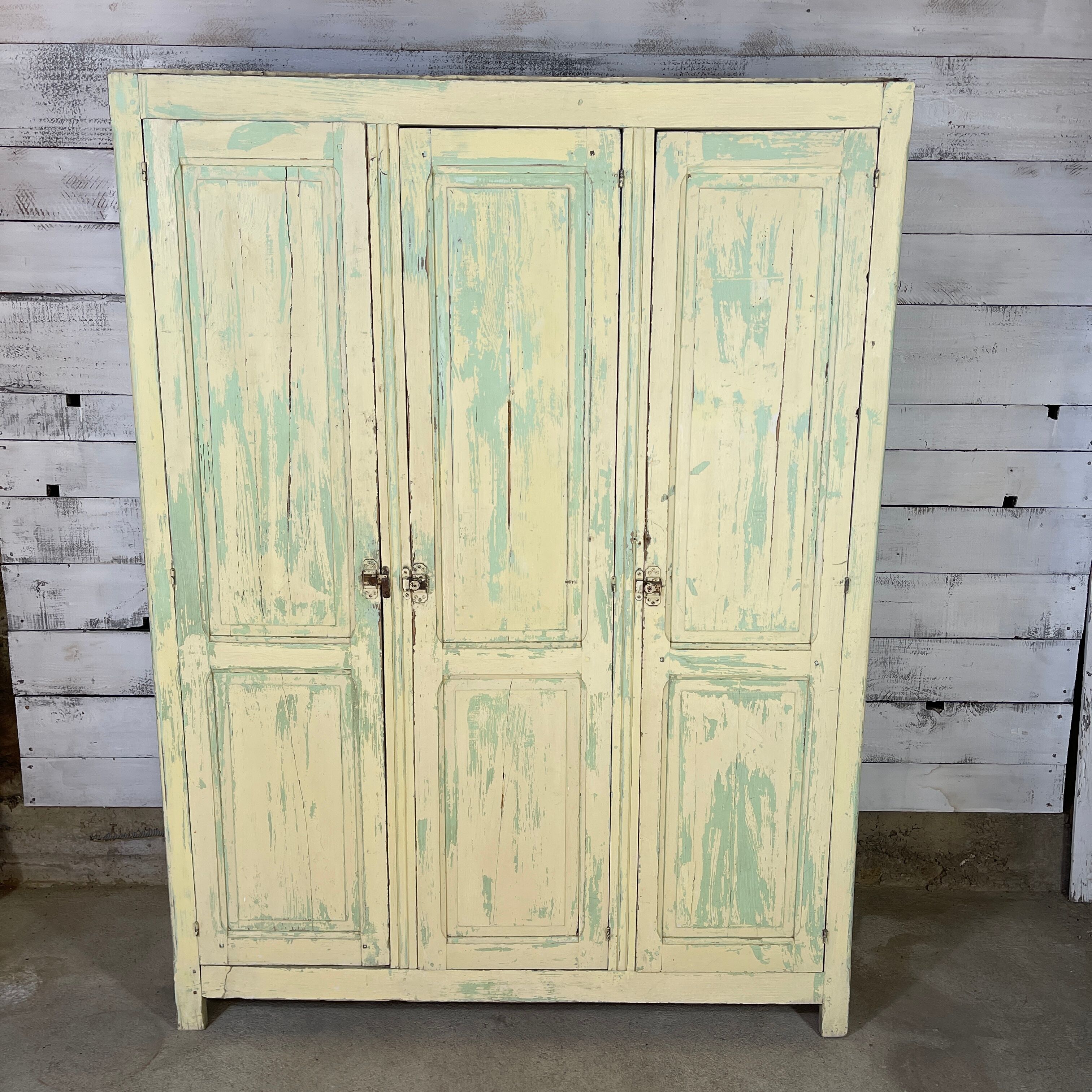 Wooden cloakroom 3 doors