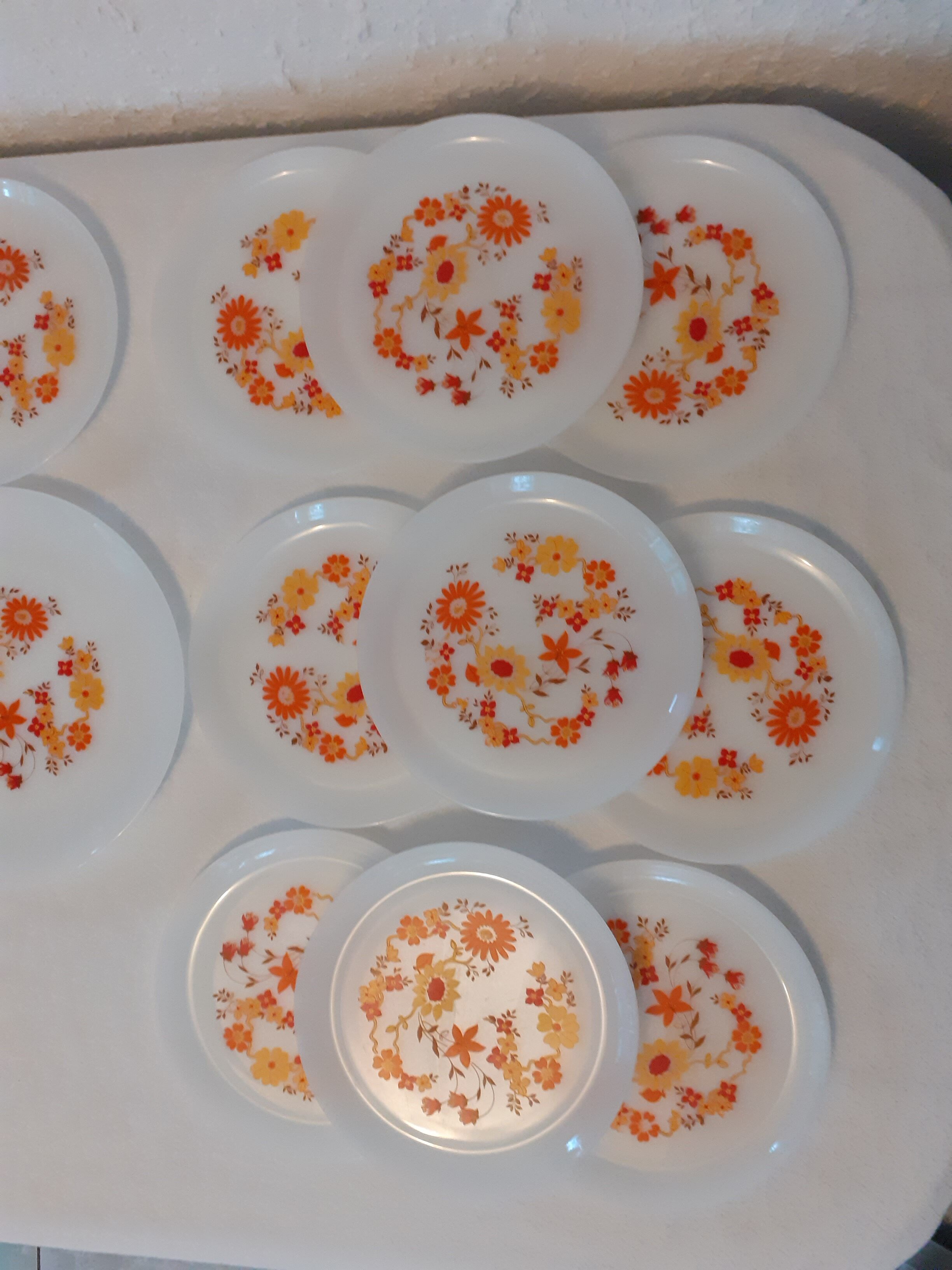 Service of 10 flat plates & 1 dish model flora Arcopal vintage orange flowers
