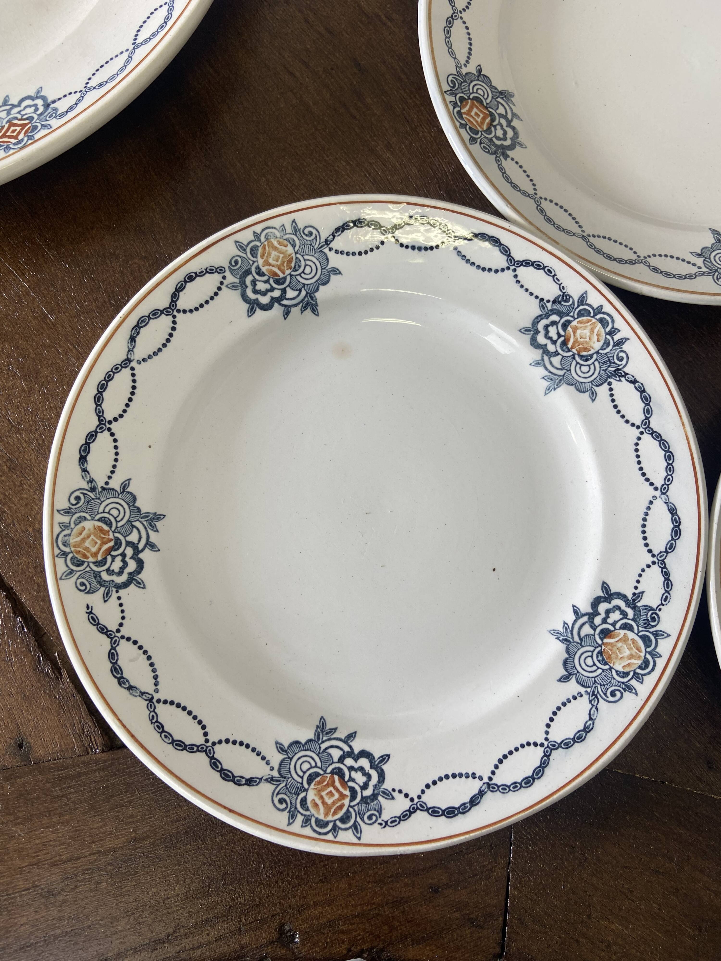 Set of 6 plates and 1 dish St Amand.