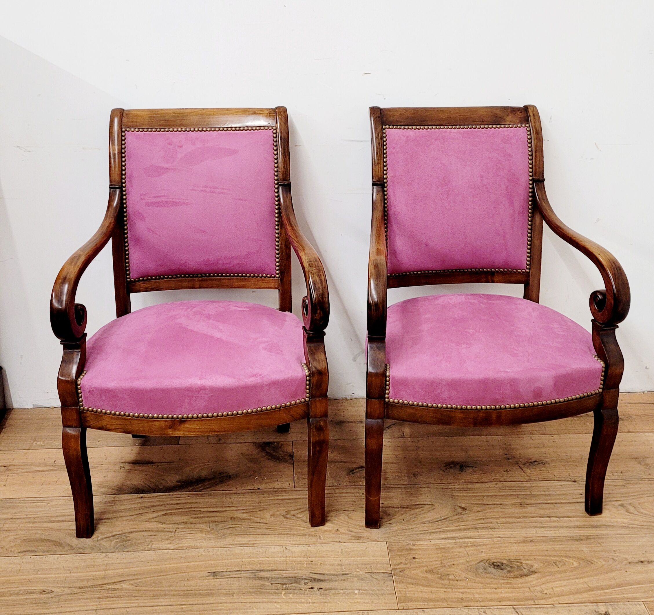 Deux fauteuils à crosse en bois