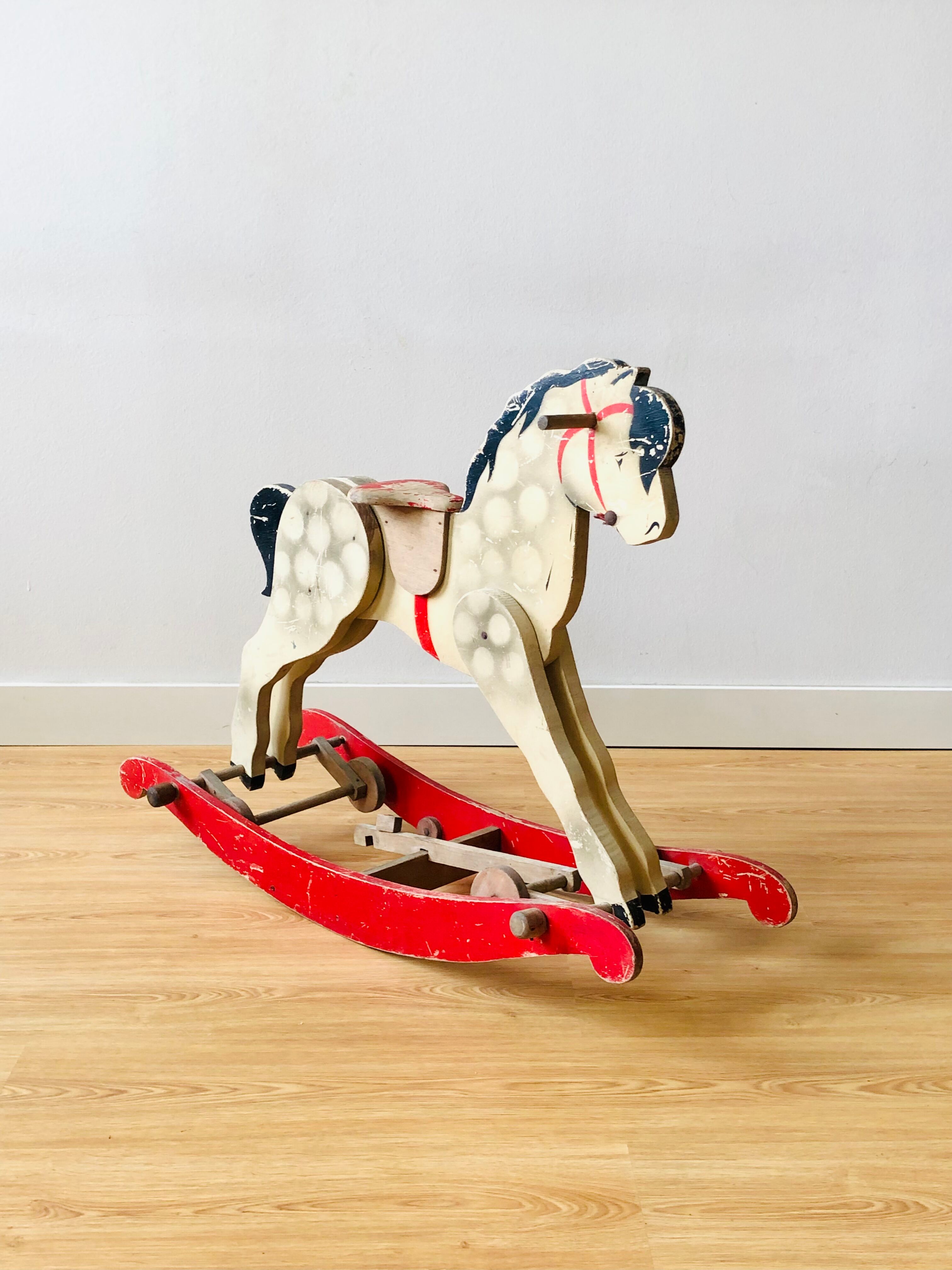 Cheval en bois ancien à bascule et à roulettes