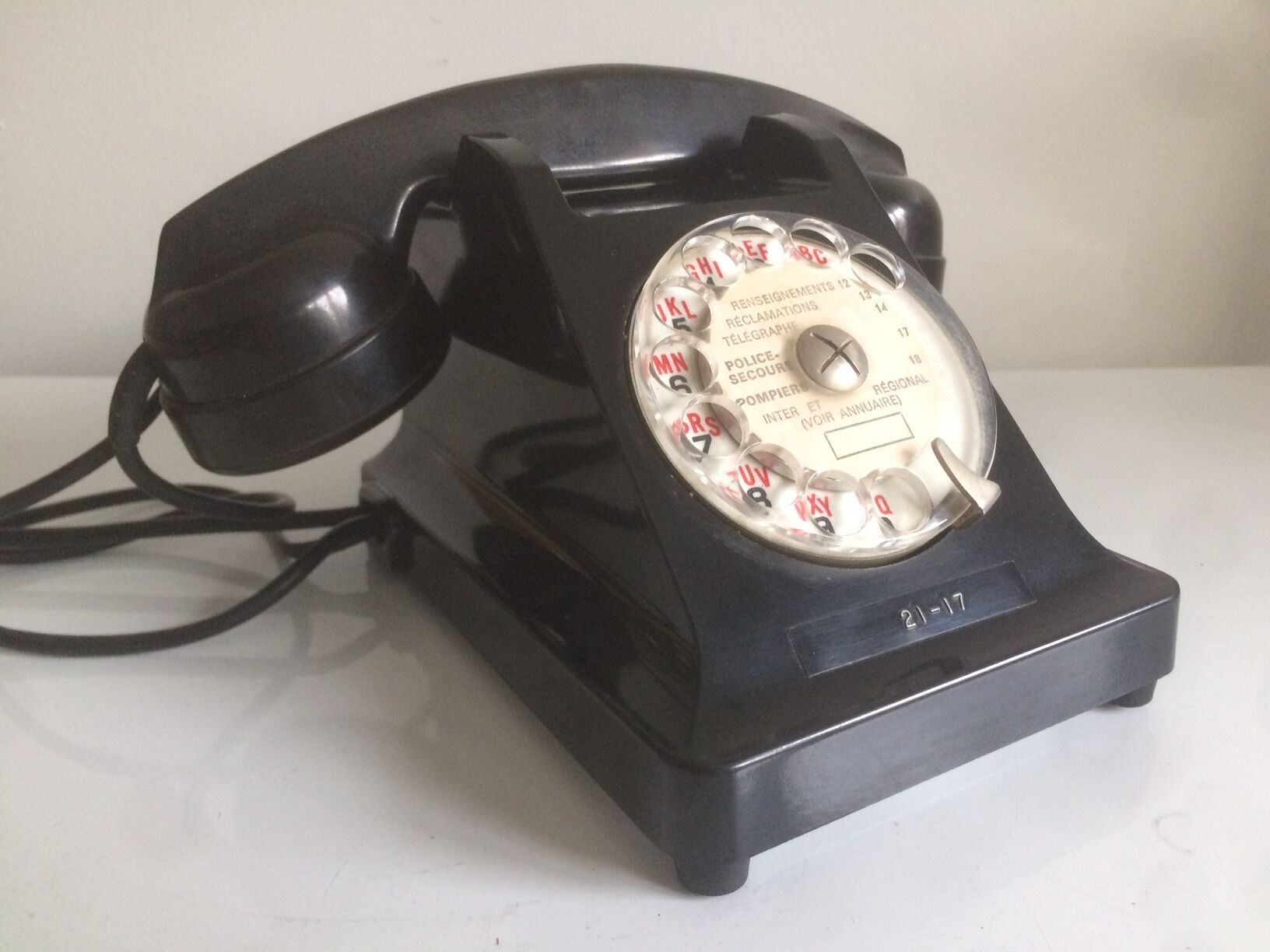 Téléphone PTT en bakélite noir vintage