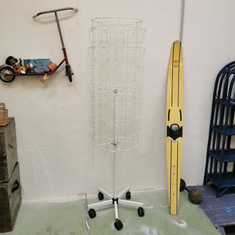 Metal turnstile display