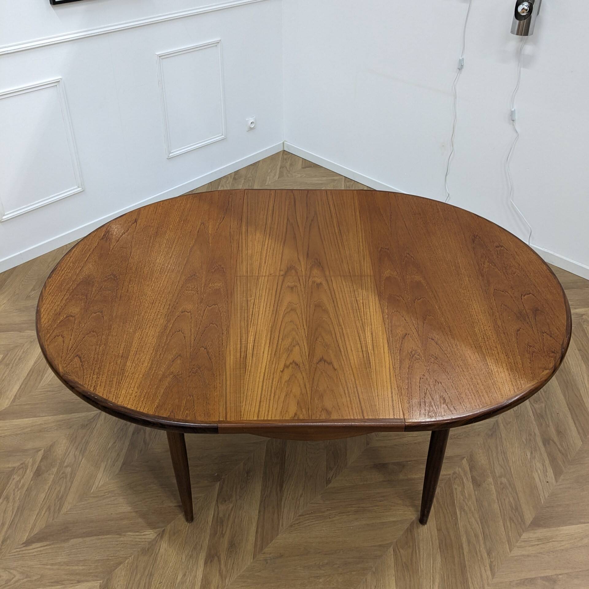 Table à manger ronde et extensible éditée G-Plan