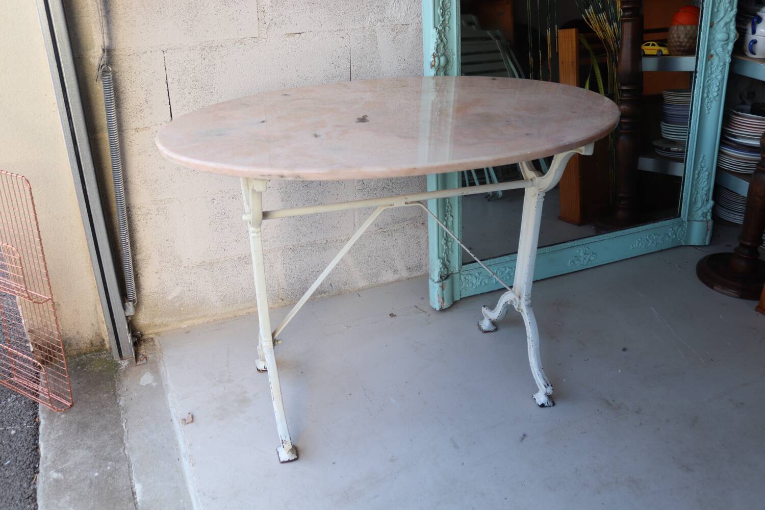 Antique garden table in cast iron and pink marble.