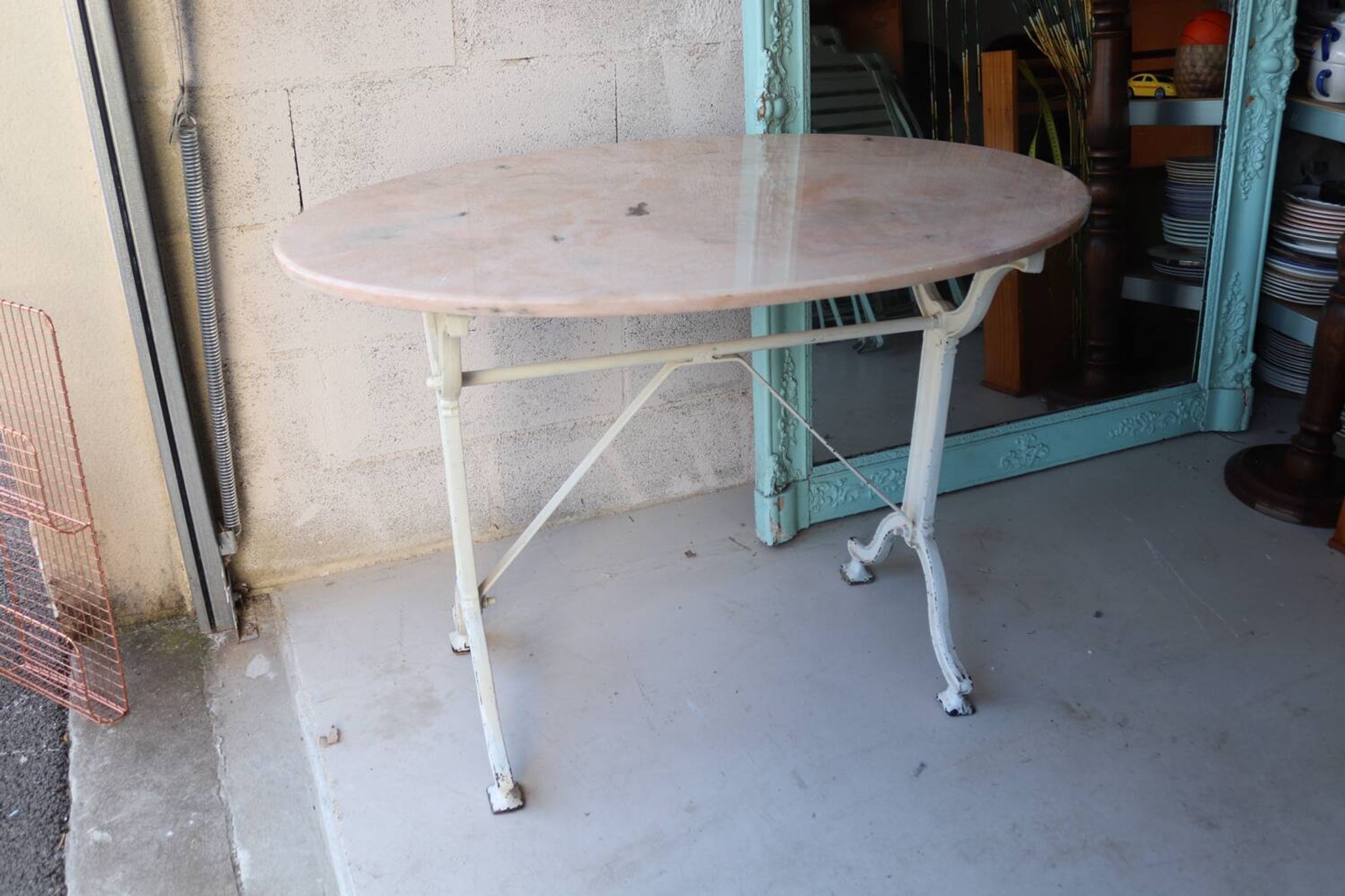 Table de jardin ancienne en fonte et marbre rose