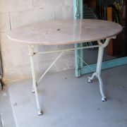 Table de jardin ancienne en fonte et marbre rose