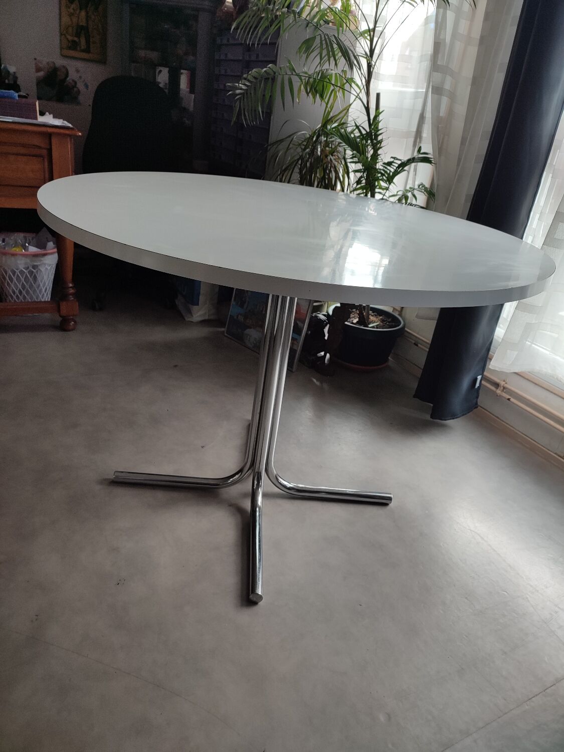Vintage round table chrome legs