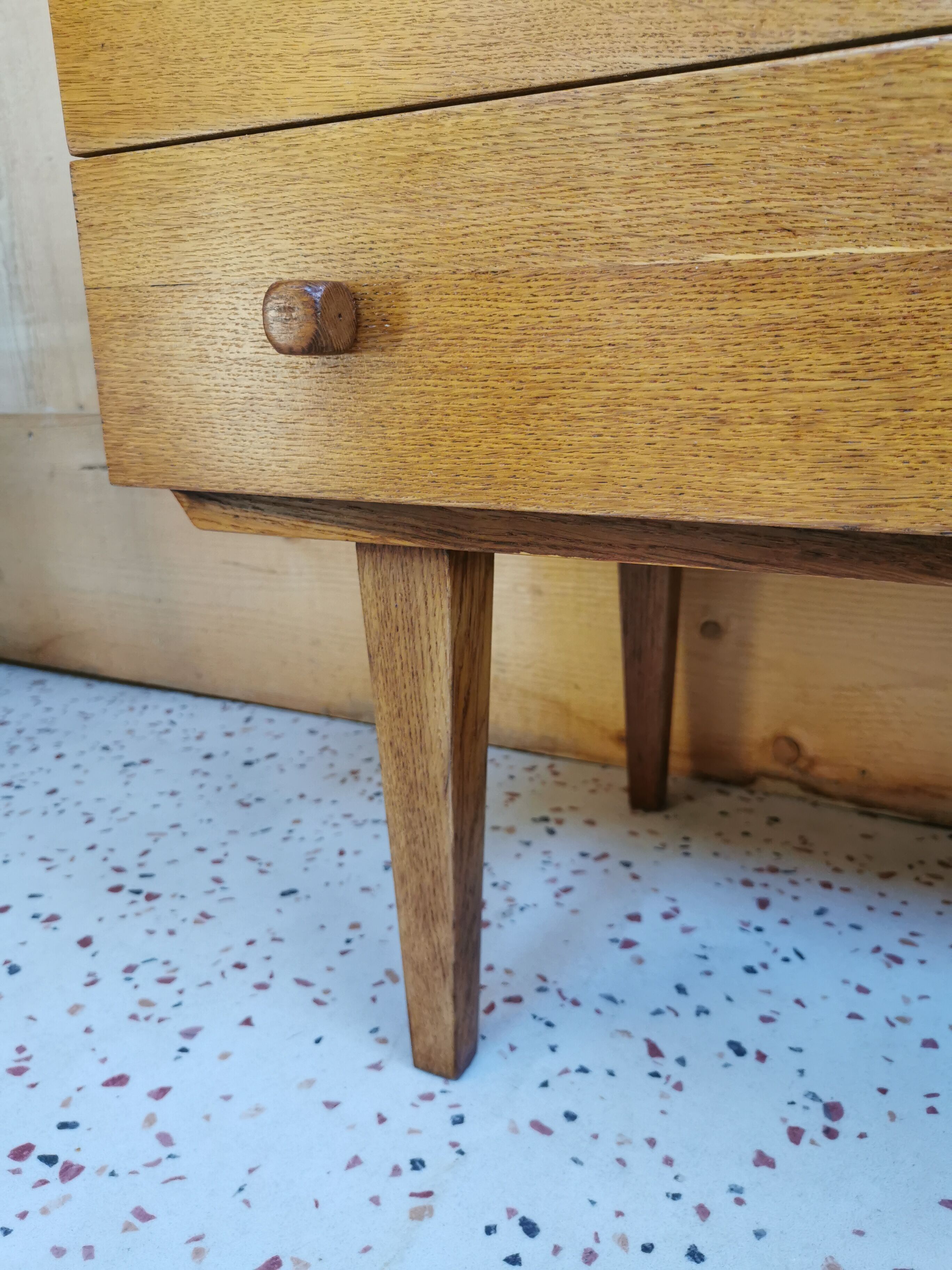 Oak chest of drawers