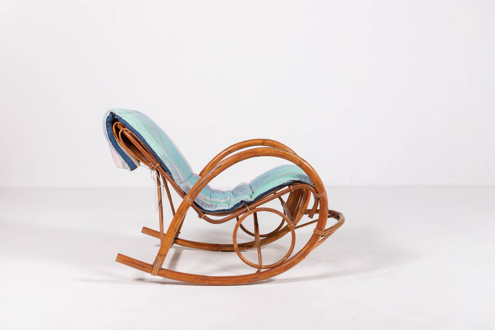 Fauteuil à bascule italien en rotin, 1960