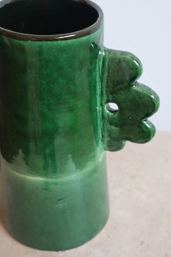 Vase abstrait en céramique fait main à anses asymétriques fleurie vert sapin