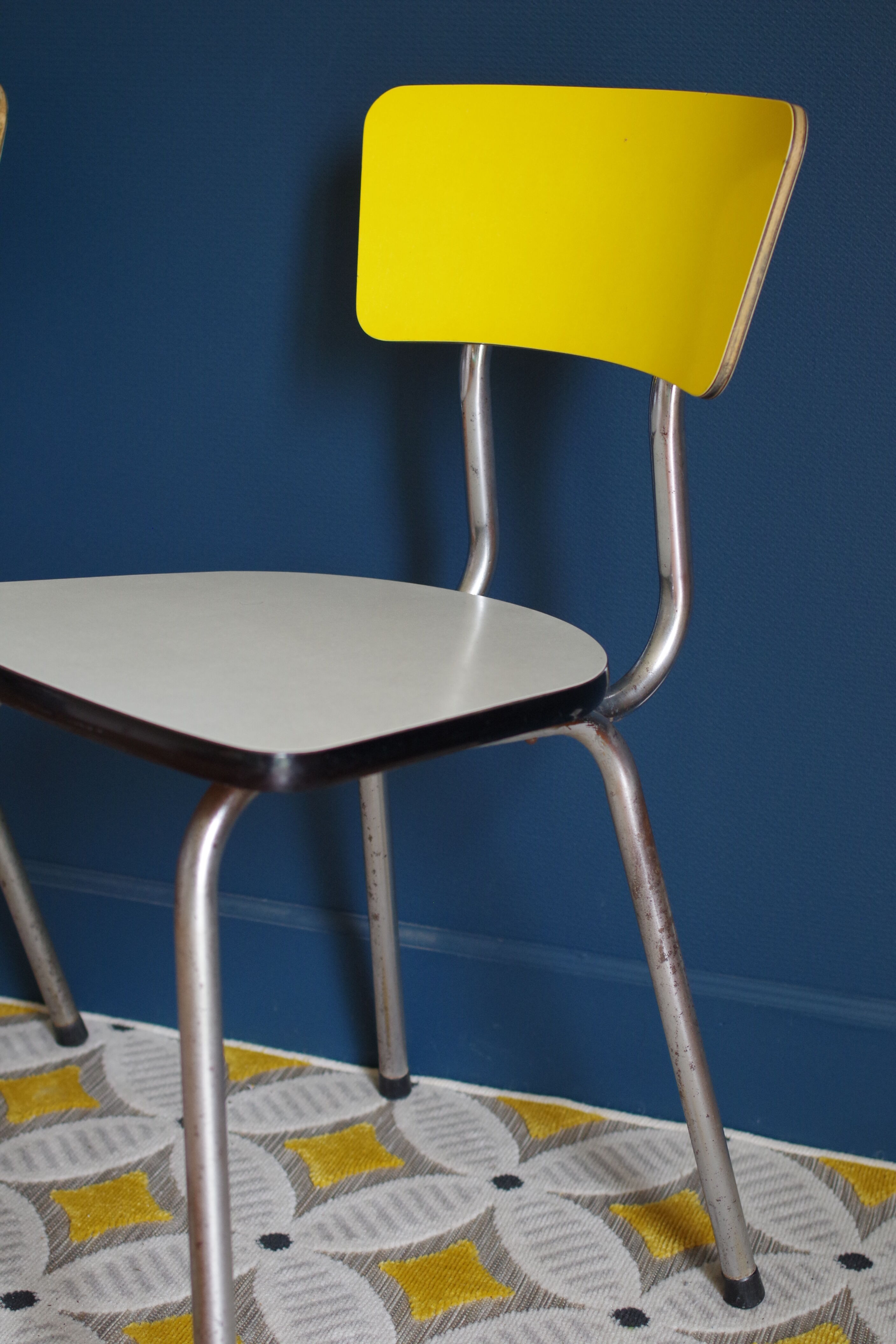 Série de 4 chaises en formica  bicolore jaune et blanc chiné