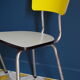 Série de 4 chaises en formica  bicolore jaune et blanc chiné