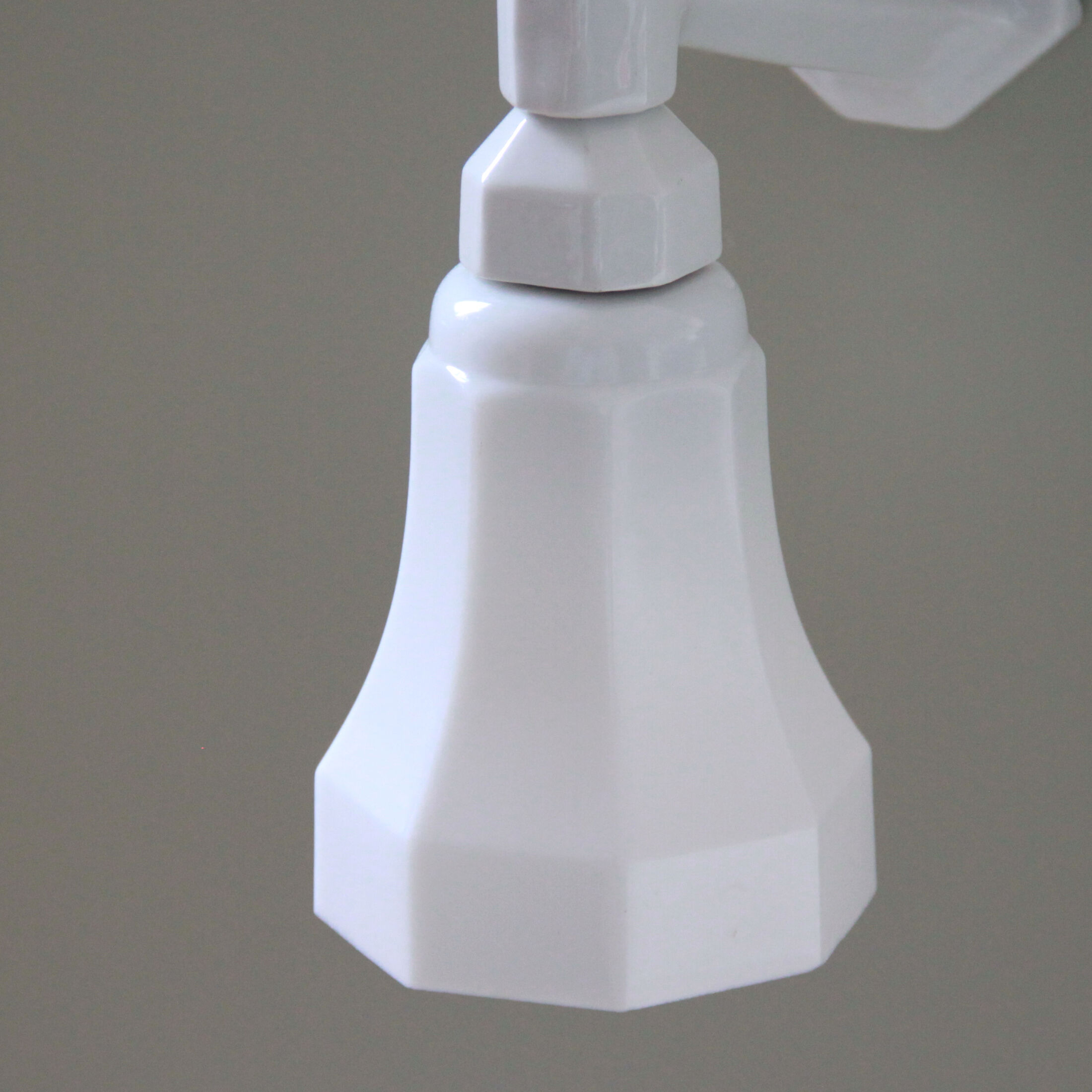 Applique murale col de cygne porcelaine céramique tulipe verre opaline blanche