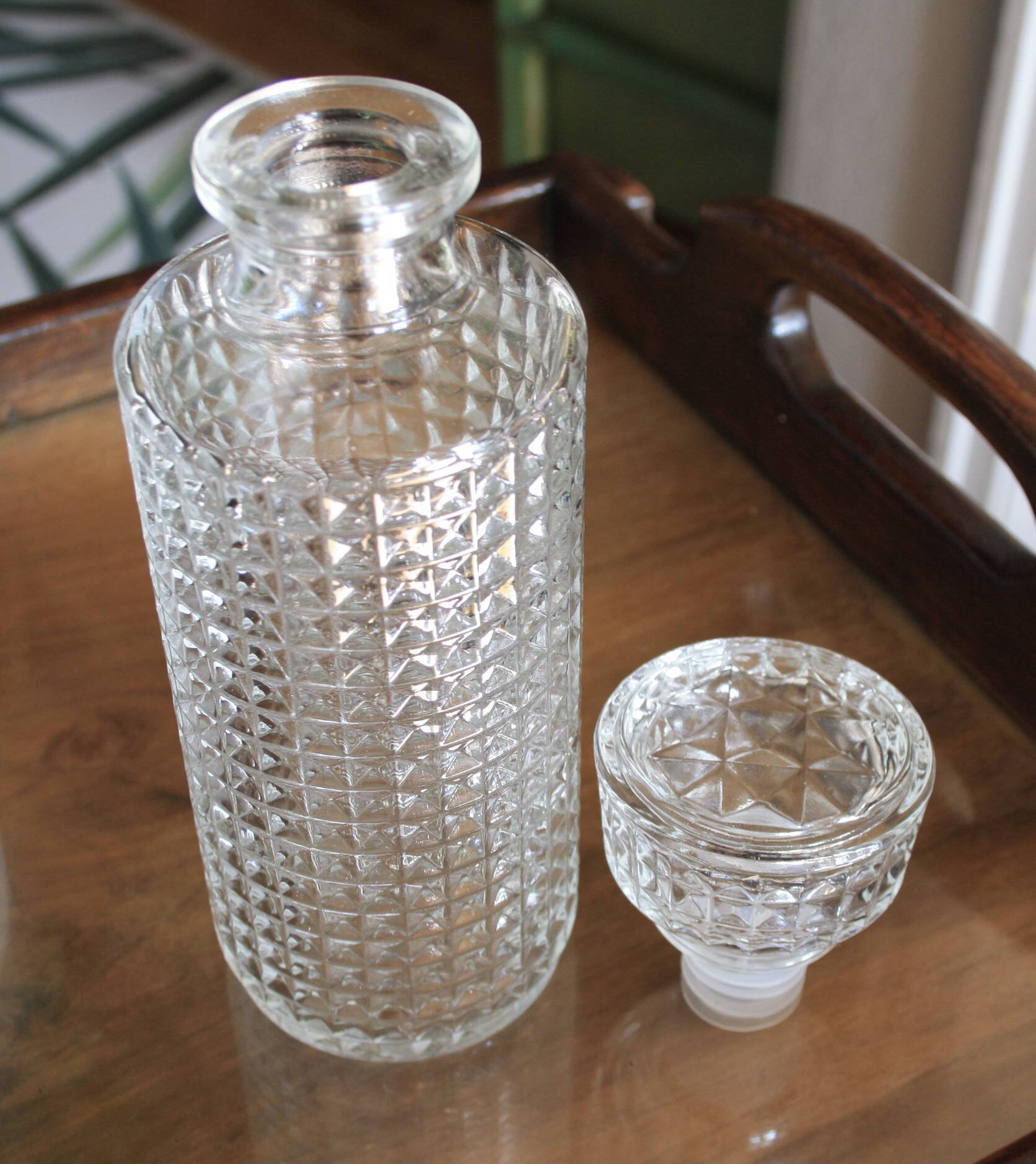 Diamond-tipped glass carafe