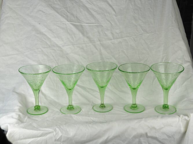 Set de 5 grandes coupes en verre bullé vert XXème